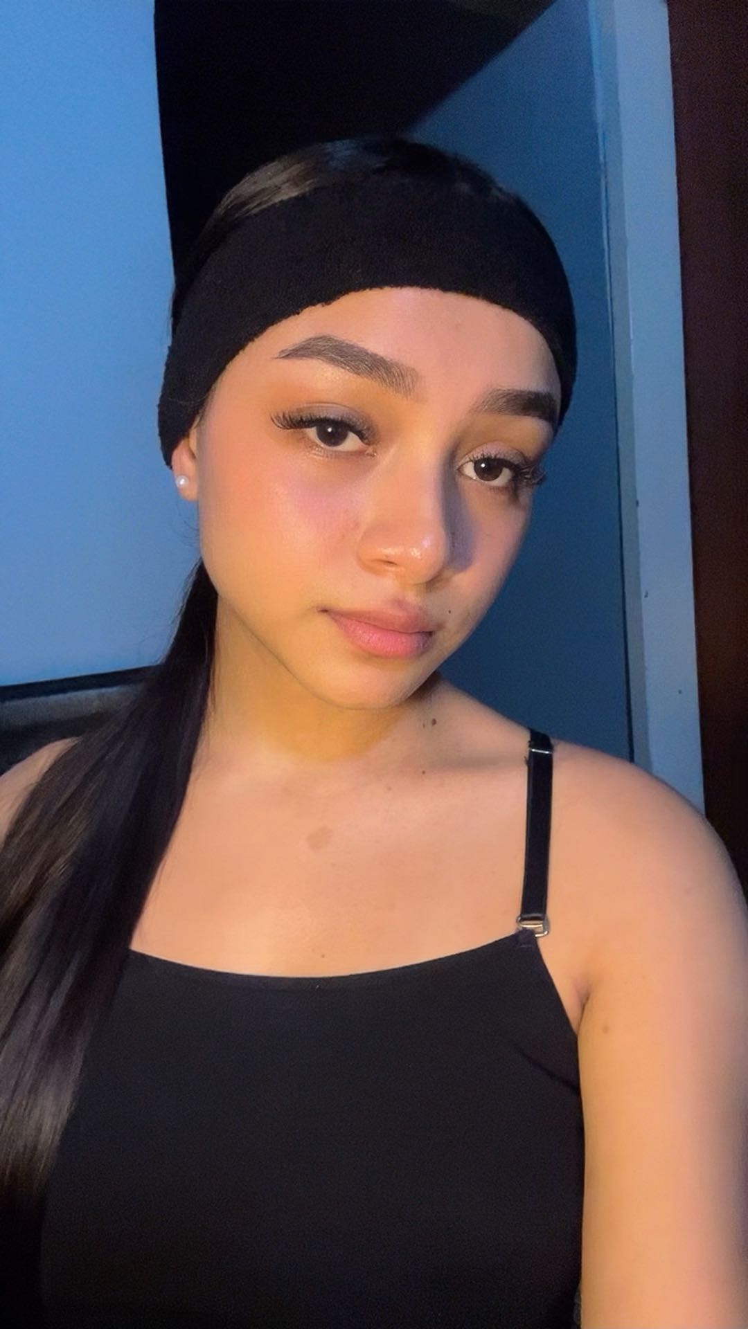 Mia from Venezuela — a real host you can talk to on ChatAve